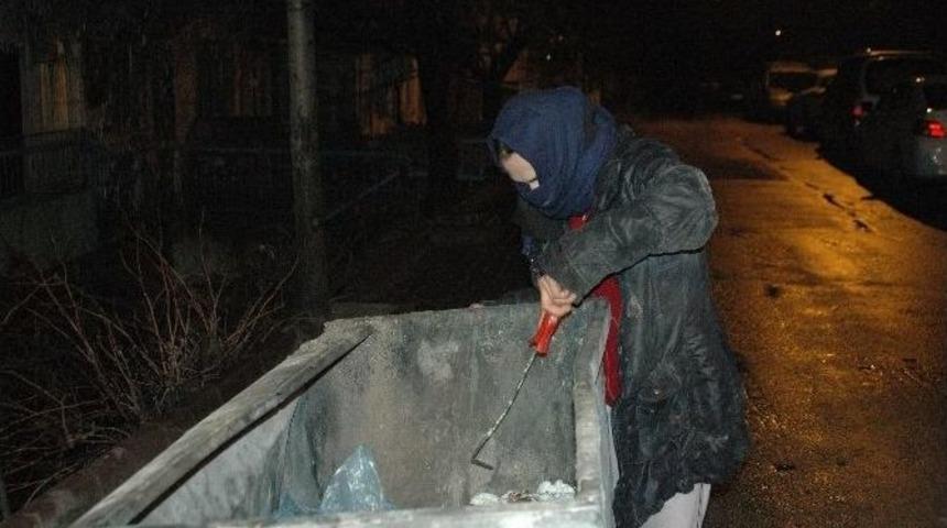 Fedakar Anne Sokaklardan &Ccedil;&ouml;p Toplayıp &Ccedil;ocuğuna Bakıyor