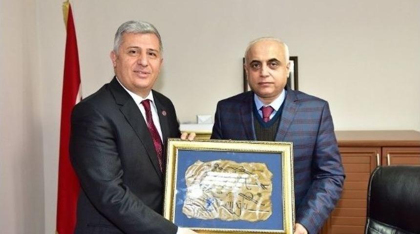 Thof Başkan Ve &Uuml;yeleri, Vali Kam&ccedil;ı&rsquo;yı Ziyaret Etti