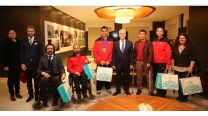 Madalya Sevincini Başkan Bozbey İle Paylaştılar