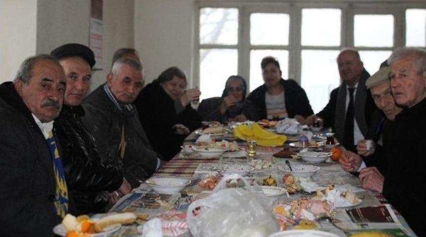 Huzurevi Sakinlerinin &Ccedil;&ouml;mlekte Kuru Fasulye Keyfi