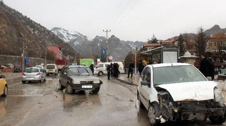 G&uuml;m&uuml;şhane&rsquo;de Trafik Kazası: 4 Yaralı