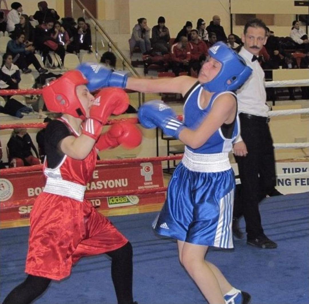 Kadın Boks&ouml;rler Kazanmak İ&ccedil;in Ringe &Ccedil;ıktı