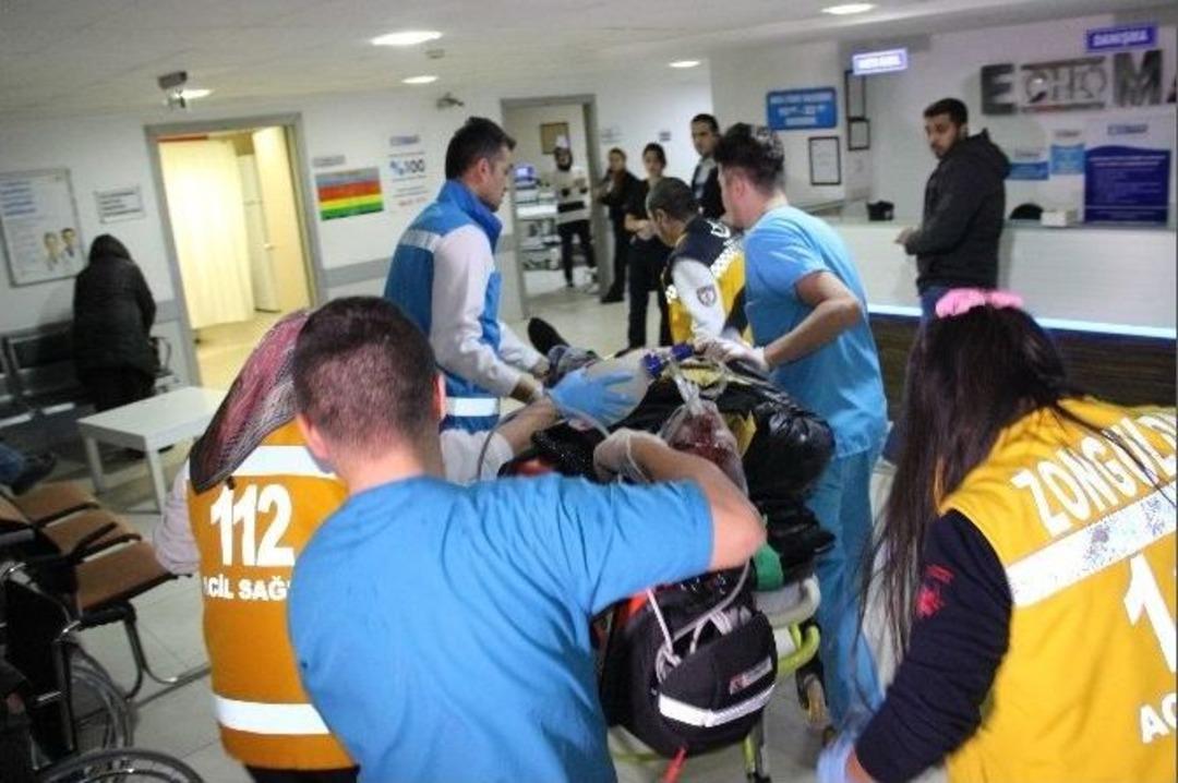 İki Kamyonet Kafa Kafaya &Ccedil;arpıştı: 1 &Ouml;l&uuml;, 2 Yaralı