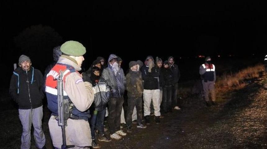 &Ccedil;anakkale&rsquo;de Feci Kaza: 4 &Ouml;l&uuml;, 30 Yaralı