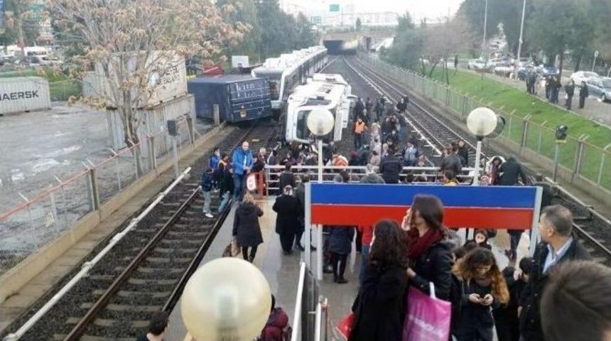 İzmir&rsquo;de Metro Devrildi &Ccedil;ok Sayıda Yaralı Var