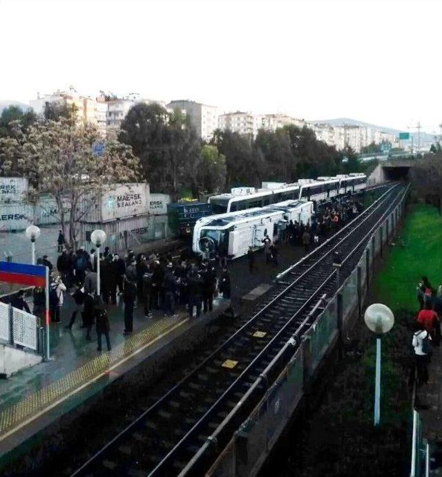 İzmir’de Metro Devrildi Çok Sayıda Yaralı Var