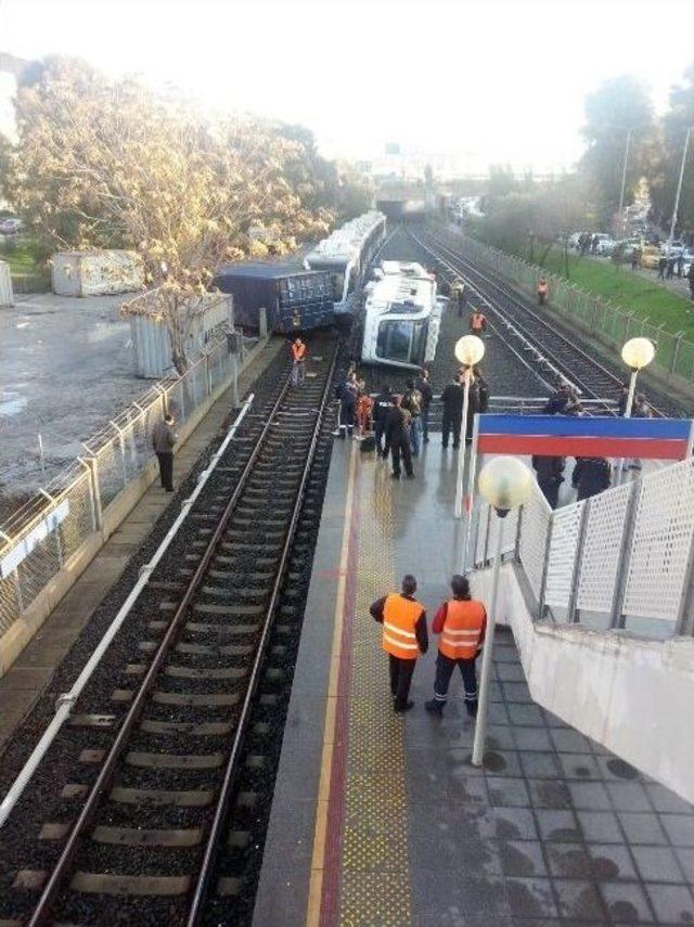 İzmir’de Metro Devrildi Çok Sayıda Yaralı Var