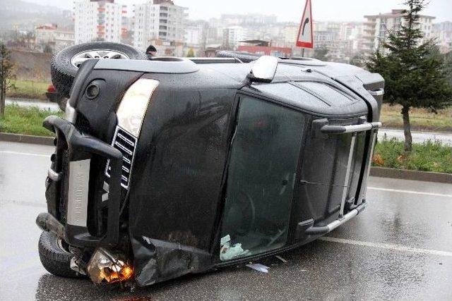 Takla Atan Kamyonetin Sürücüsünü Emniyet Kemeri Kurtardı