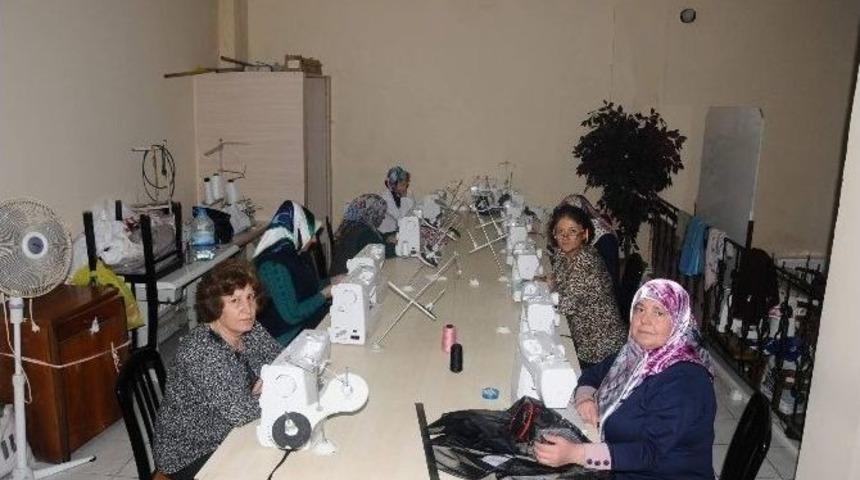 Kadın &Ccedil;alışmaları Ve Eğitim Merkezi Eğitimlerine 576 Kadın Katıldı