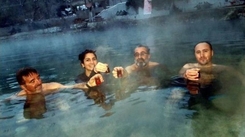 (&ouml;zel Haber) Karda Eksi 10 Derecede Kaplıca Keyfi