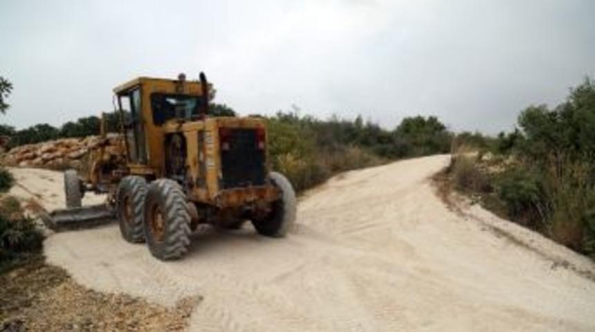 Erdemli Kumkuyu&rsquo;da Yollara Bakım Yapılıyor