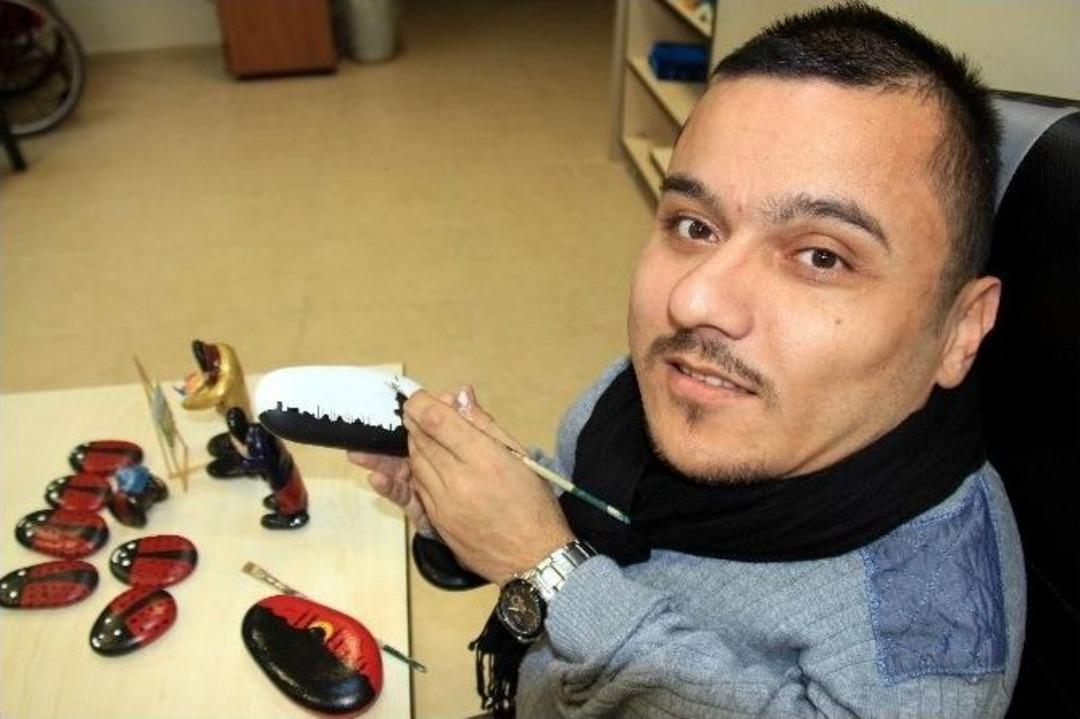 &Ccedil;akıl Taşlarını Sanat Eserine D&ouml;n&uuml;şt&uuml;r&uuml;yor