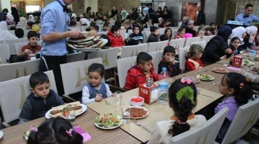 Suriyeli Yetimlere Adana Kebabı