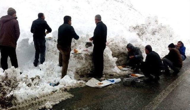 Hasta Kurtarmaya Giden Ekip Çığ Tehlikesi Atlattı