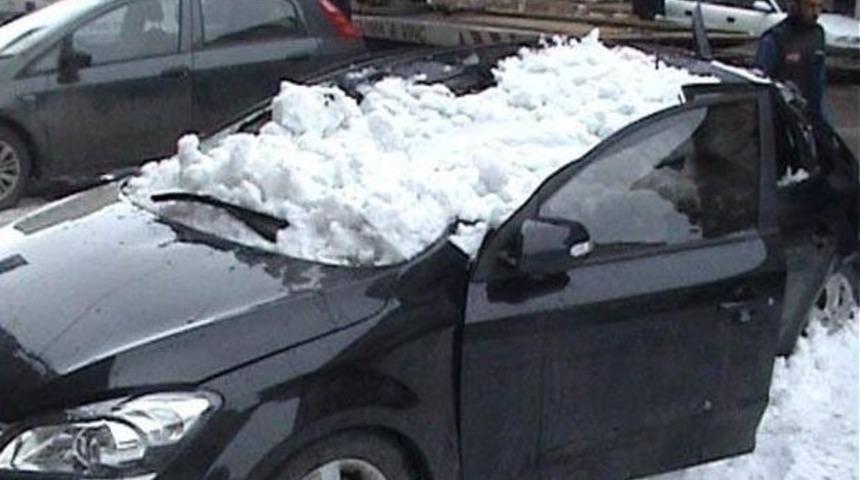 Erzurum&rsquo;da &Uuml;zerine Kar K&uuml;tlesi D&uuml;şen Otomobil Hurdaya D&ouml;nd&uuml;