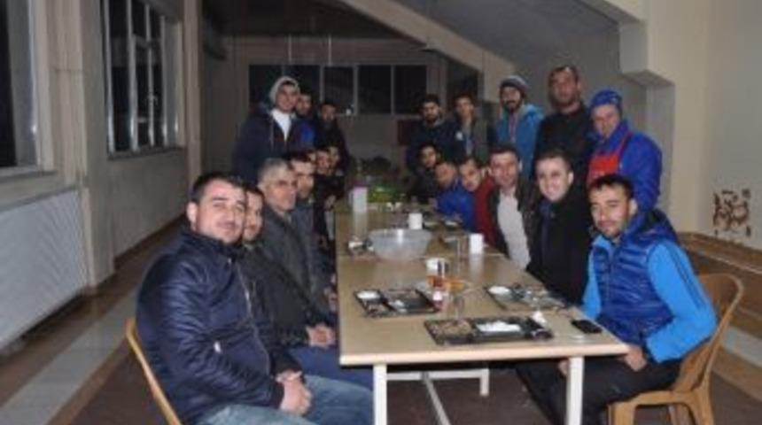 Belediyespor Y&ouml;netiminden Sporculara Yemek
