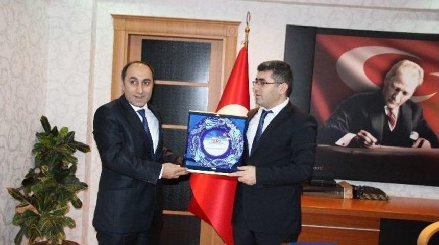 Tkdk İl Koordinat&ouml;r&uuml; Turan&rsquo;dan Kaymakam &Ccedil;etin&rsquo;e Plaket