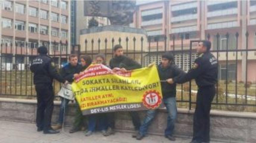 Milli Eğitim Bakanlığı &Ouml;n&uuml;nde Zincirli Eylem