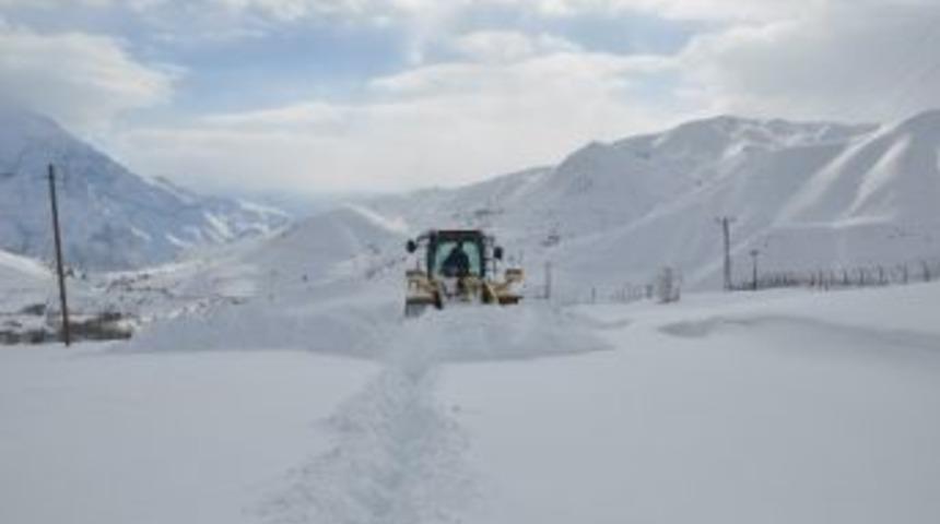 Hakkari&rsquo;de 56 K&ouml;y Ve 100 Mezra Yolu Ulaşıma Kapandı