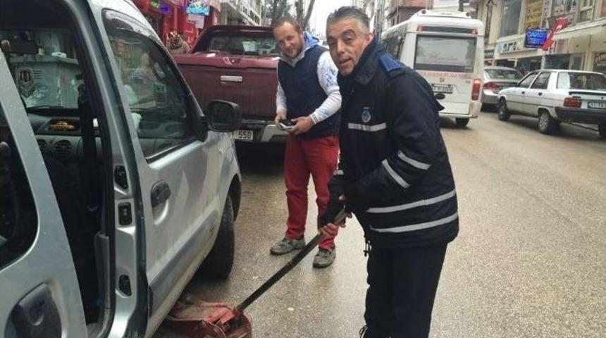 Aracının Lastiği Patlayan Vatandaşa Zabıtadan &Ouml;zel Hizmet
