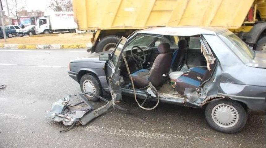 Adıyaman&rsquo;da İki Otomobil &Ccedil;arpıştı: 2 Yaralı