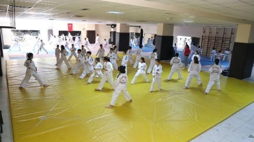 Kış Spor Okulu Eğitimleri Devam Ediyor