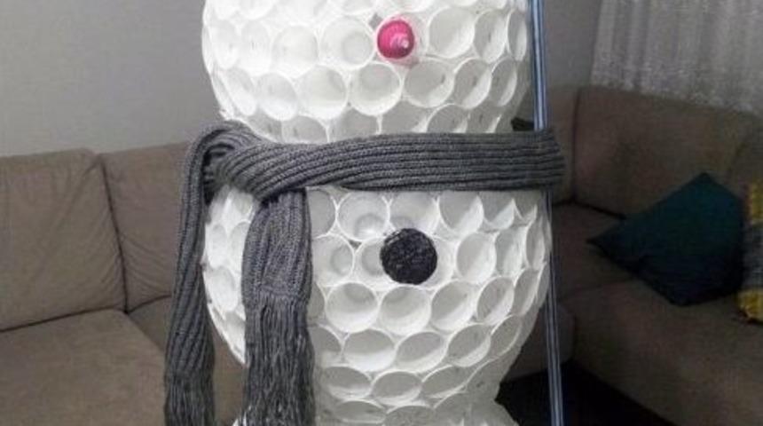 Pet Bardaklarından Kardan Adam Yaptı