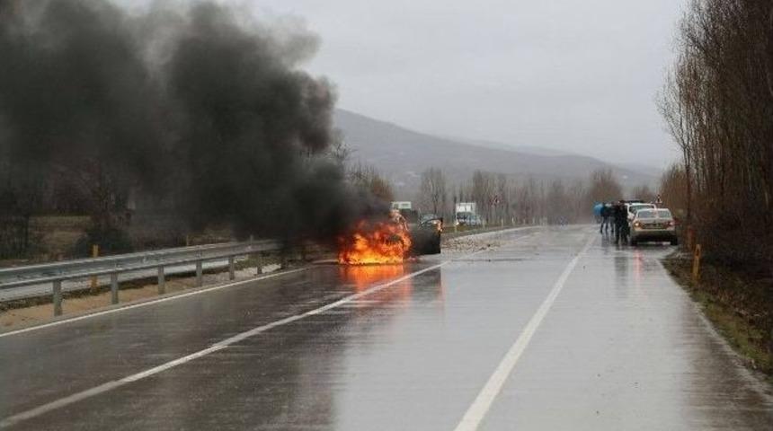 Kaza Yapan Otomobil Alev Topuna D&ouml;nd&uuml;