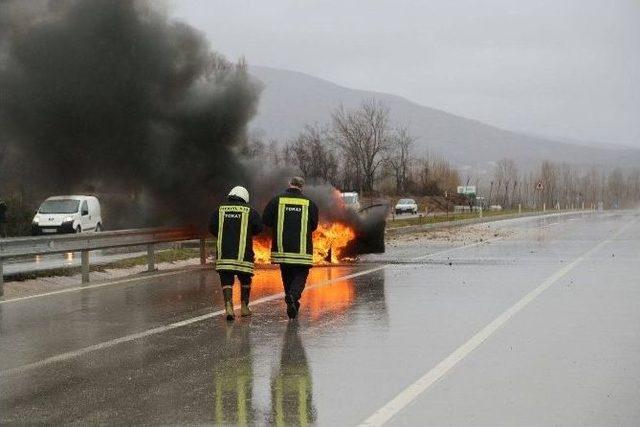 Kaza Yapan Otomobil Alev Topuna Döndü