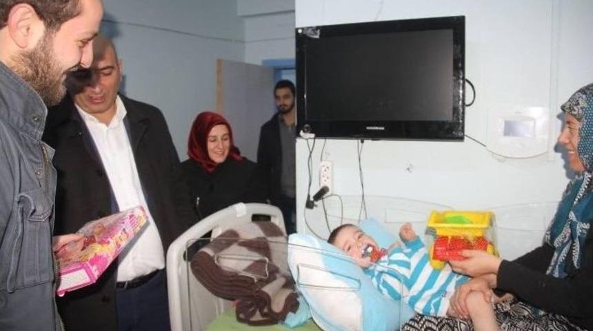 Ak Gen&ccedil;lerden Hastanedeki &Ccedil;ocuklara Oyuncak S&uuml;prizi