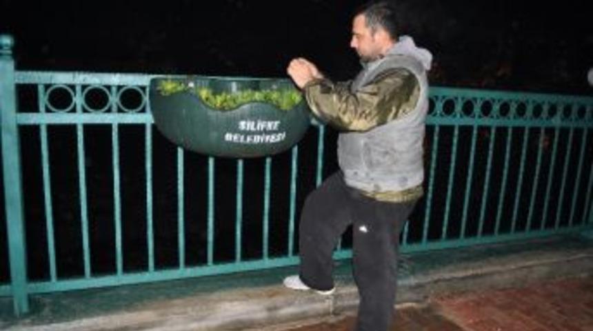 Silifke&rsquo;de Saksı &Ccedil;i&ccedil;eklikler Vatandaşların İlgi Odağı Oldu