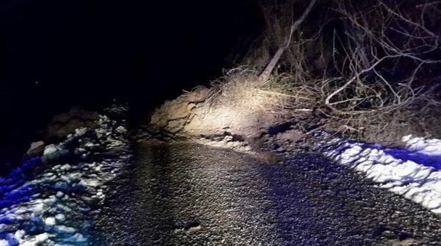 Kastamonu&rsquo;da Meydana Heyelan, Grup Yolunu Ulaşıma Kapattı