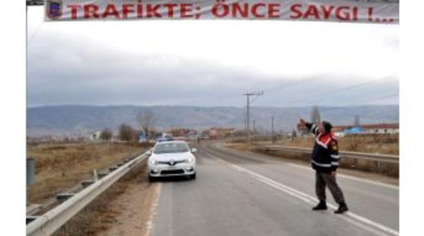 Jandarmadan S&uuml;r&uuml;c&uuml;lere Pankartlı Uyarı