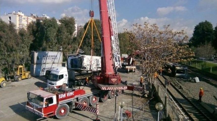 Devrilen Metro Beş Saat Sonra Kaldırıldı