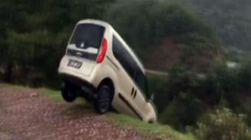 Dolandırıcılara &Ouml;fkelendi, Otomobilini U&ccedil;uruma Yuvarladı