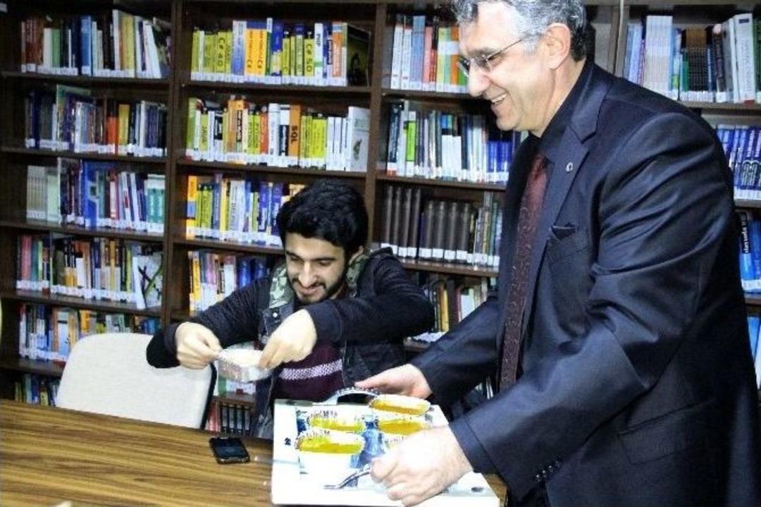 Ar&uuml;&rsquo;de K&uuml;t&uuml;phanede Ders &Ccedil;alışan &Ouml;ğrencilere &Ccedil;orba İkramı