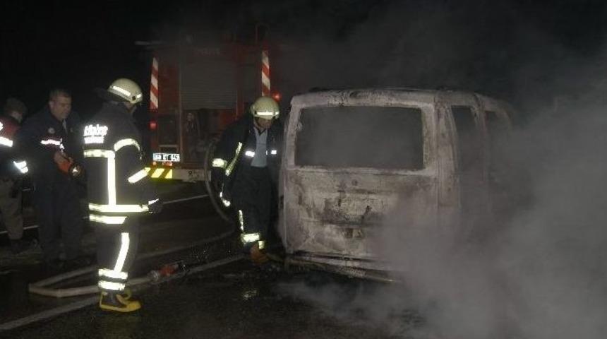 (&ouml;zel Haber) Seyir Halindeki Ara&ccedil; Alev Alev Yandı