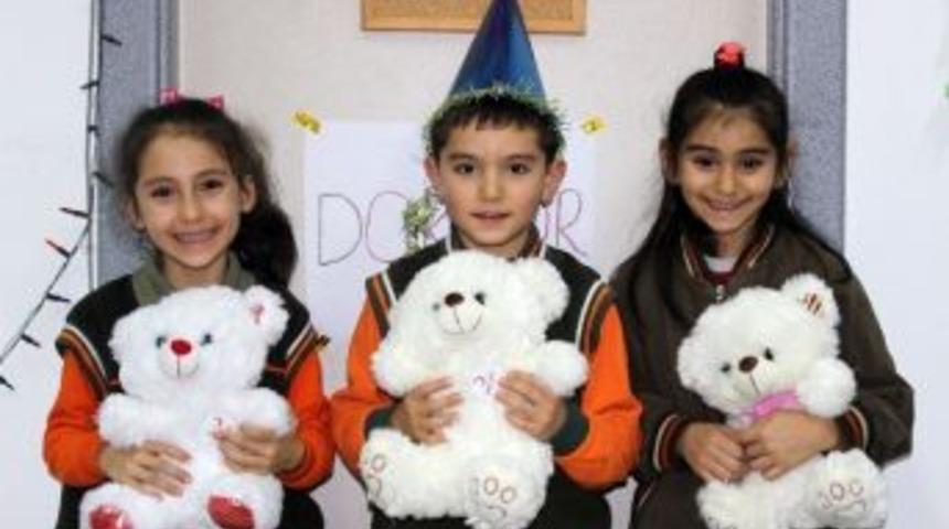 Doktor Korkularını Oyuncaklarını Tedavi Ettirerek Yendiler