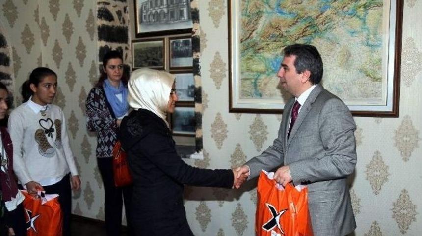 Başarılı Sporcular Kaymakam Tarafından &Ouml;d&uuml;llendirildi