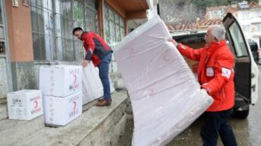 Han&ouml;n&uuml; Kızılay Şubesinden Evi Yanan Aileye Yardım