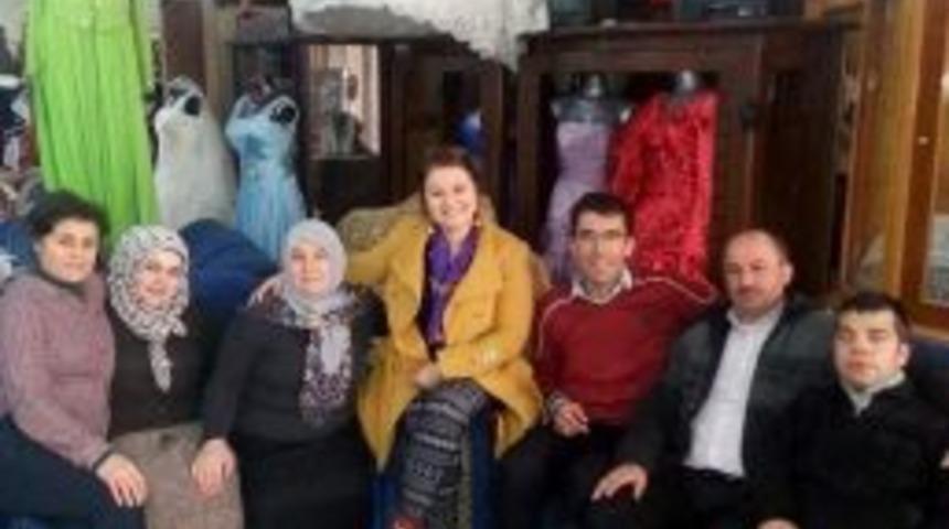 Y&uuml;zler &rsquo;sevgi &Ccedil;arşısı&rsquo; İle G&uuml;l&uuml;yor