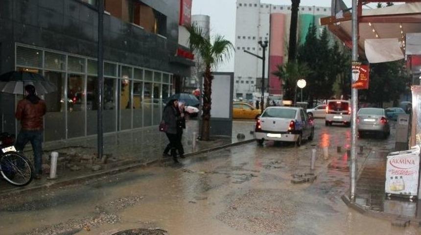 İzmir Esnafı &Ccedil;ukur Ve &Ccedil;amur Yollara İsyan Etti