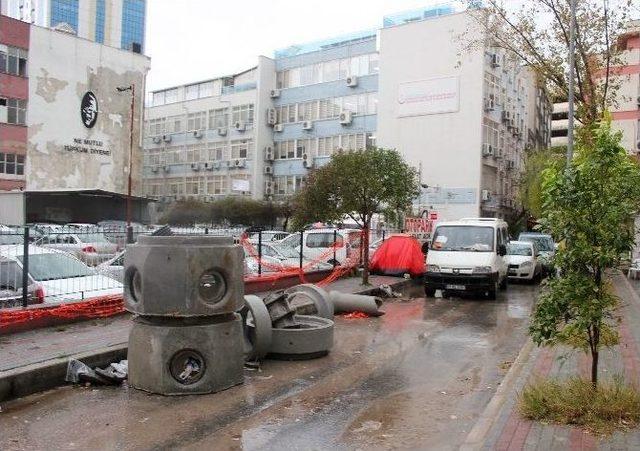 İzmir Esnafı Çukur Ve Çamur Yollara İsyan Etti