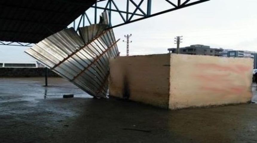Siverek&rsquo;te Şiddetli R&uuml;zgar &Ccedil;atıları U&ccedil;urdu