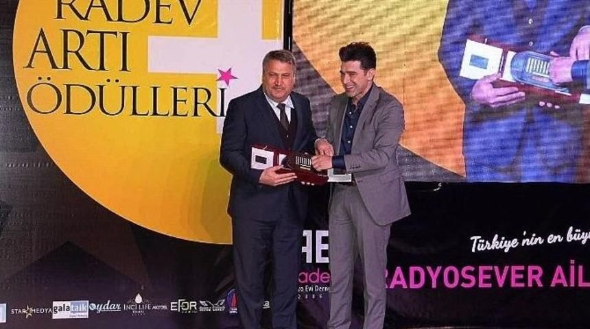 Yılın Belediye Başkanı &Ccedil;er&ccedil;i &Ouml;d&uuml;l&uuml;n&uuml; Aldı