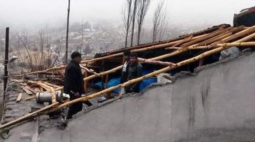 Şiddetli R&uuml;zgar Evin &Ccedil;atısını U&ccedil;urdu