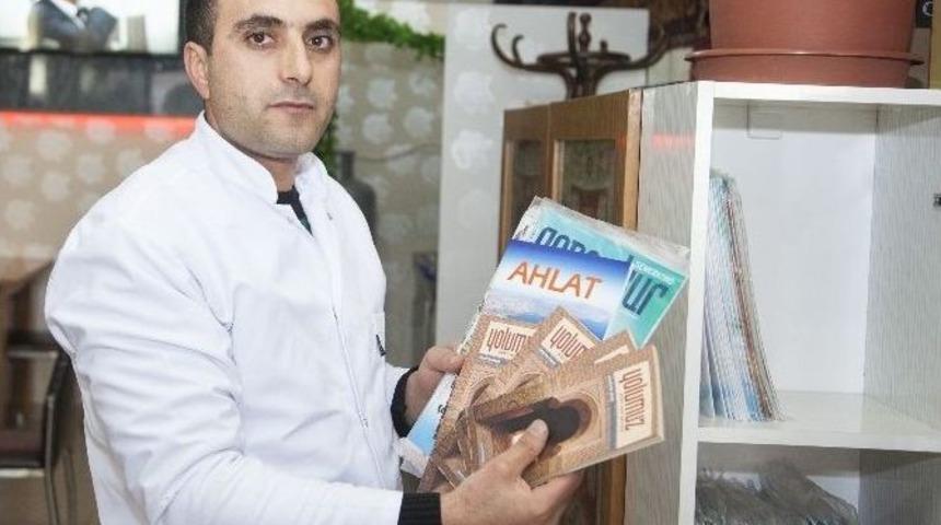 Topladığı Kitap Ve Dergileri &Uuml;cretsiz Dağıtıyor