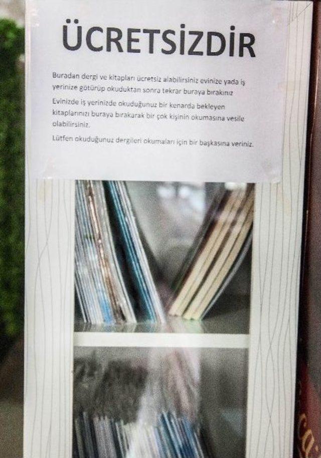 Topladığı Kitap Ve Dergileri Ücretsiz Dağıtıyor