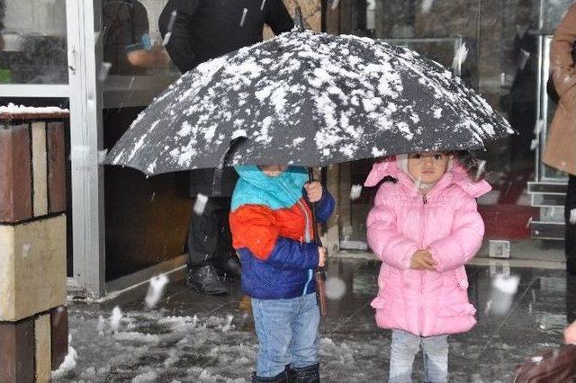 Muş’ta Lapa Lapa Kar Yağışı