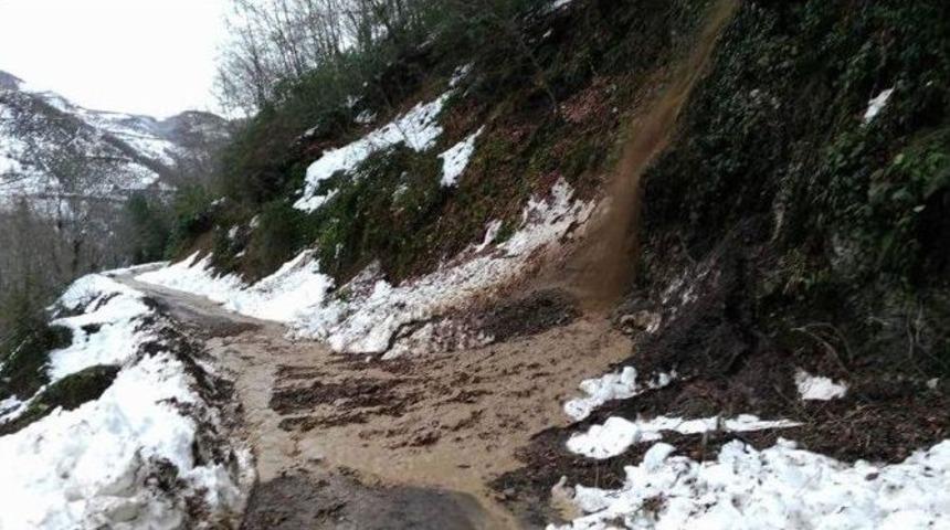 Bozkurt&rsquo;ta Heyelan Yolu Kapattı